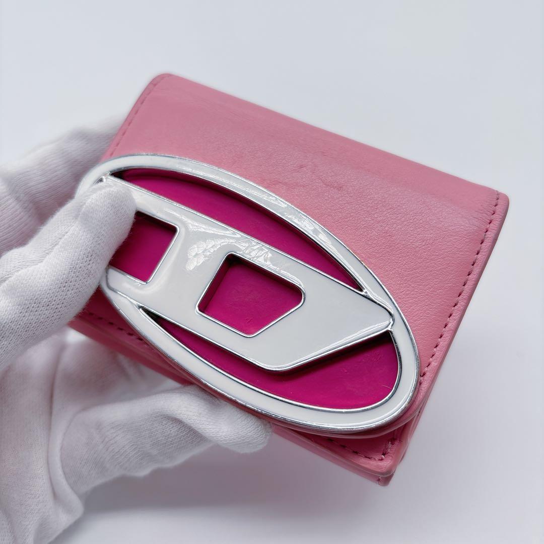 人気✨️DIESEL 3つ折り財布 コンパクトウォレット デカロゴ ピンク