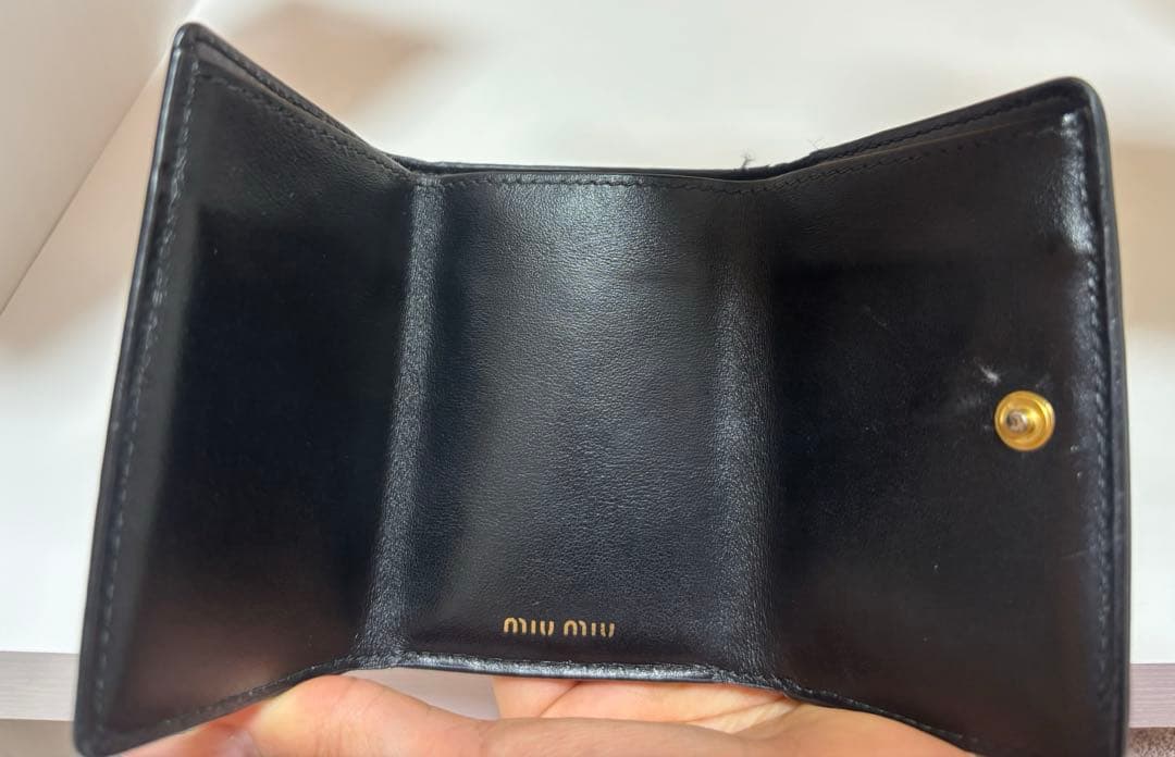 miumiu お財布黒　三つ折り　レザー　ゴールドロゴ　正規品　24時間以内配送