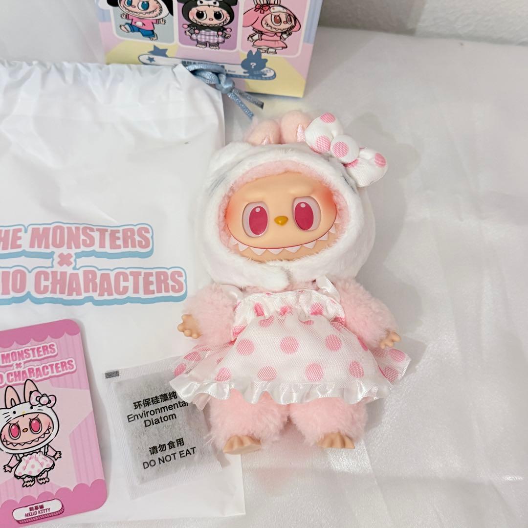 サ*き様 ラブブ　キティ　サンリオ　THE MONSTERS ぬいぐるみペンダン