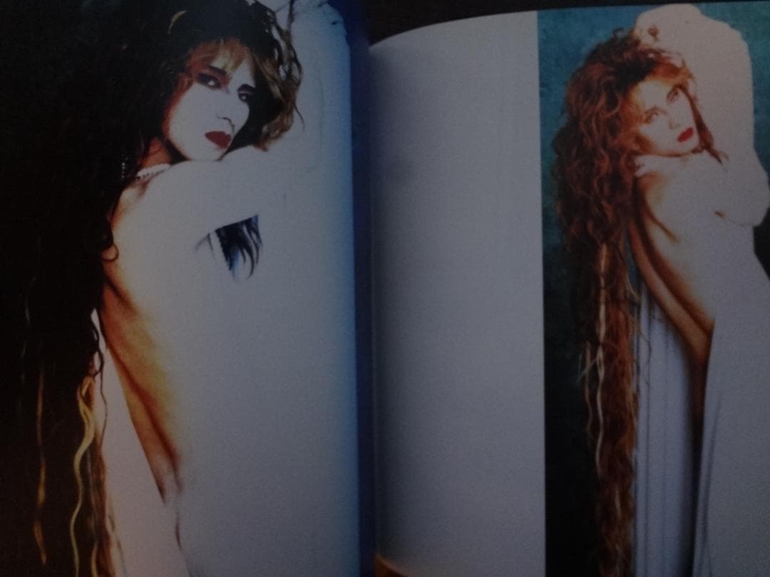 YOSHIKI初のオリジナル・インタヴュー+写真集。      『NUDE』