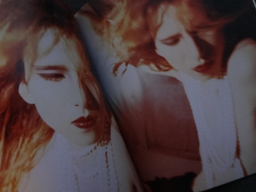 YOSHIKI初のオリジナル・インタヴュー+写真集。      『NUDE』