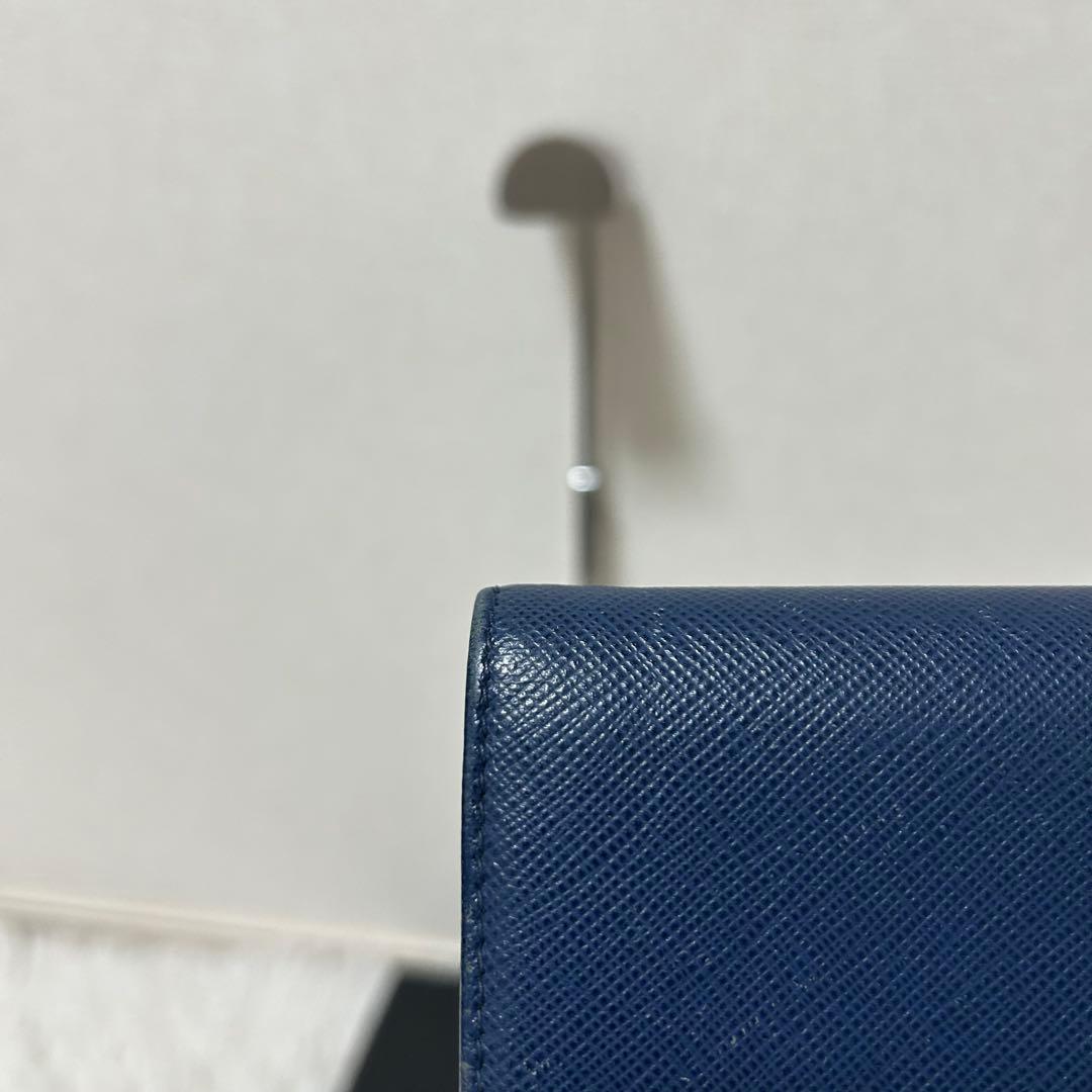 【人気✨美品/ユニセックス】プラダ　二つ折り財布　ブルー　サフィアーノレザー　稀