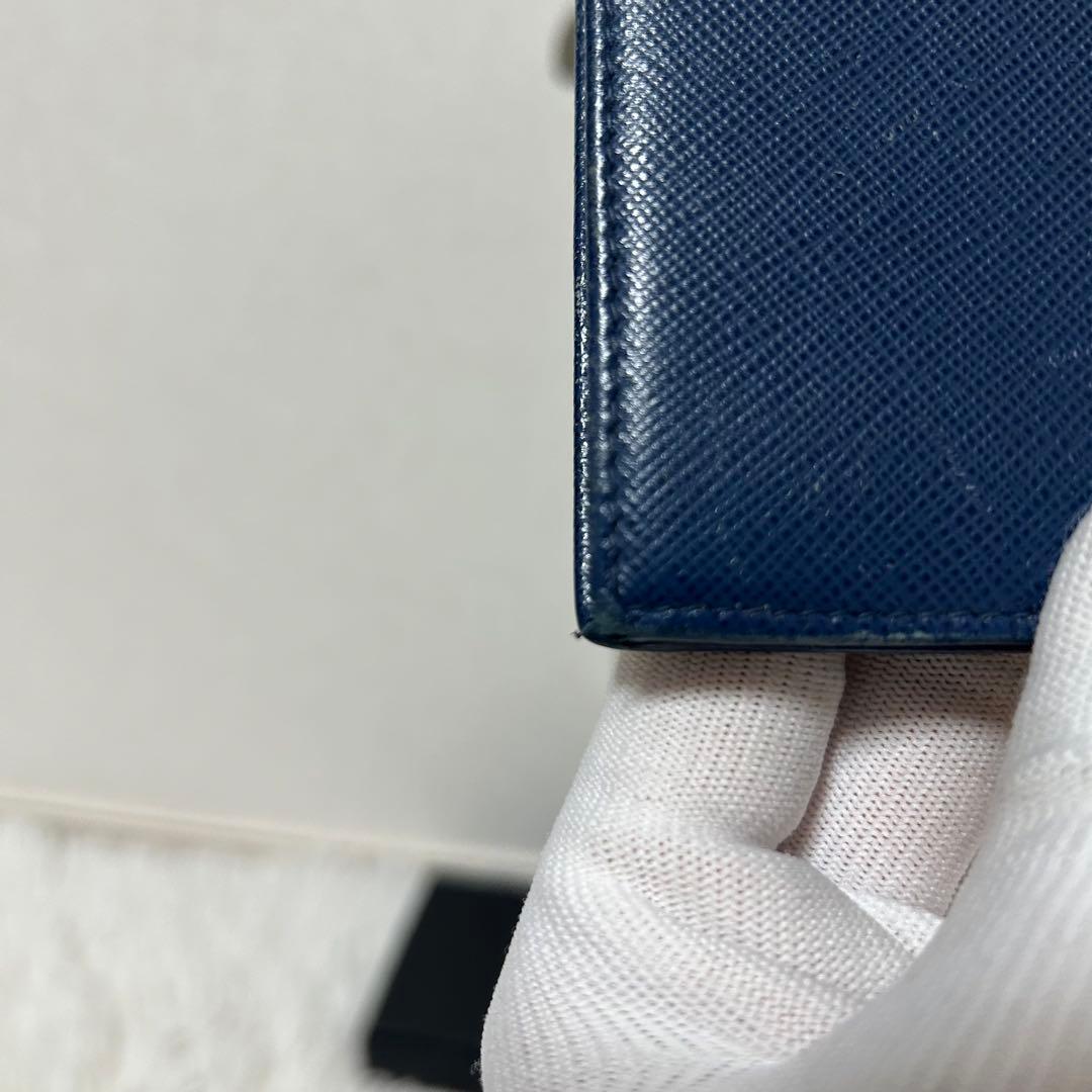 【人気✨美品/ユニセックス】プラダ　二つ折り財布　ブルー　サフィアーノレザー　稀