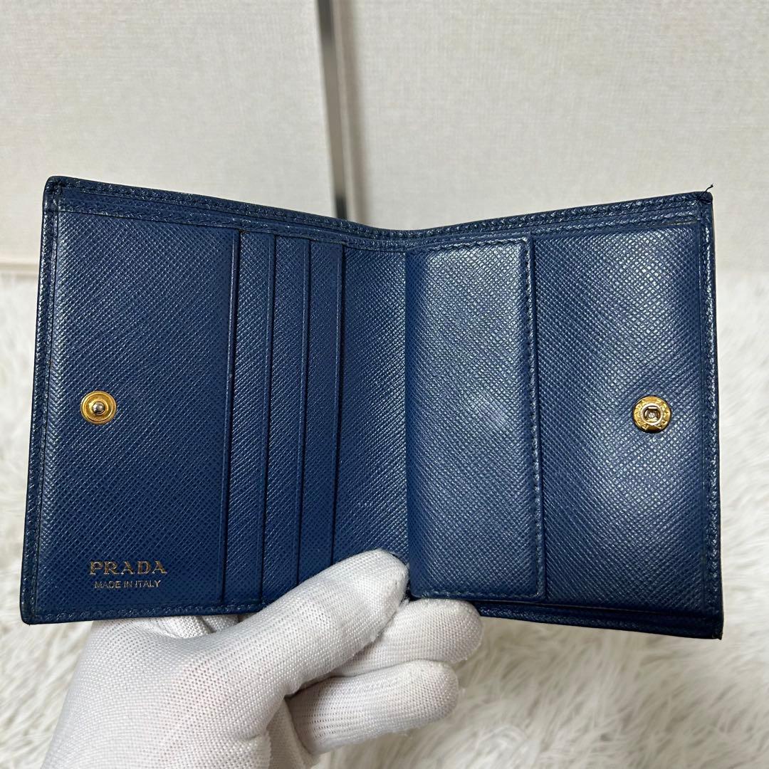 【人気✨美品/ユニセックス】プラダ　二つ折り財布　ブルー　サフィアーノレザー　稀