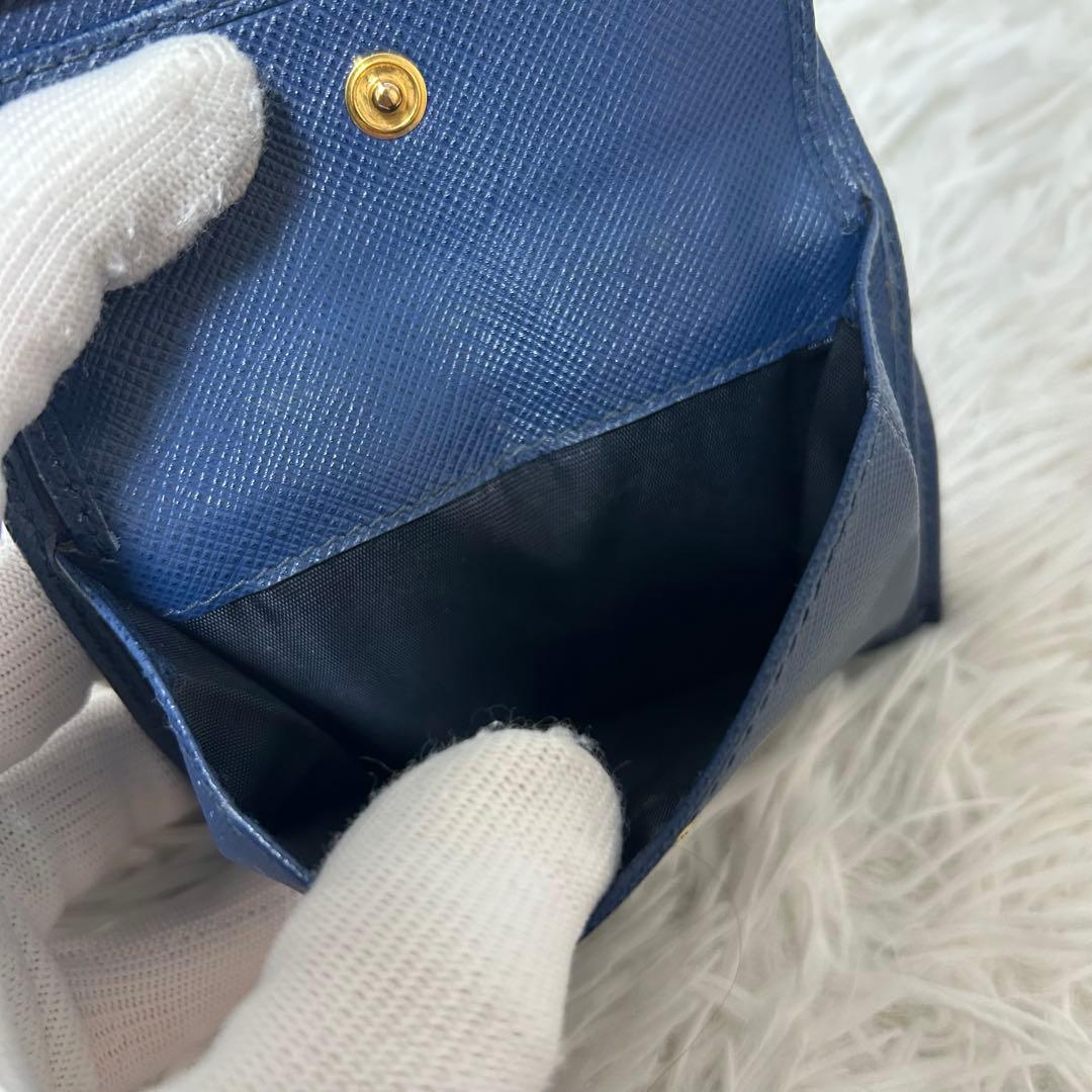 【人気✨美品/ユニセックス】プラダ　二つ折り財布　ブルー　サフィアーノレザー　稀