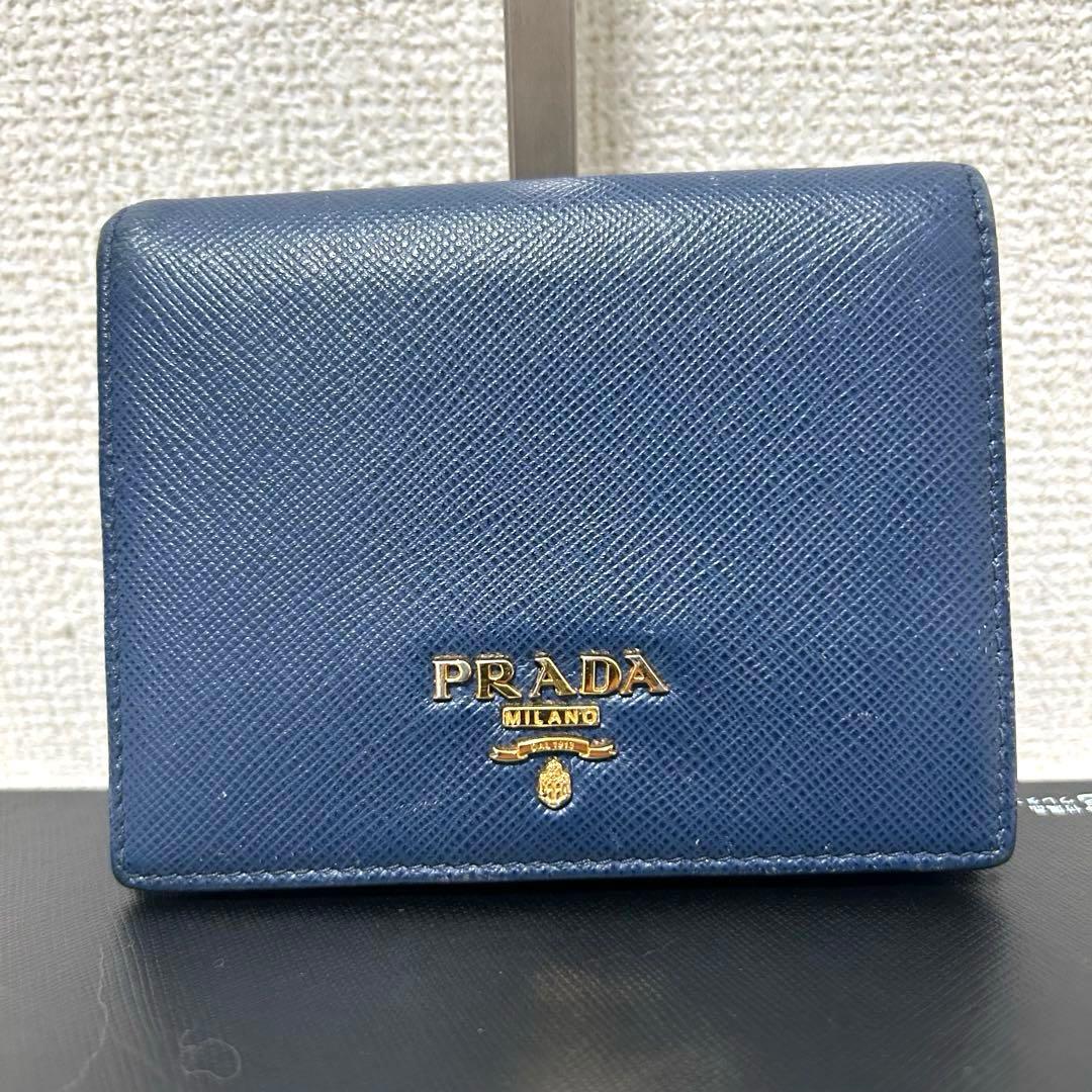 【人気✨美品/ユニセックス】プラダ　二つ折り財布　ブルー　サフィアーノレザー　稀