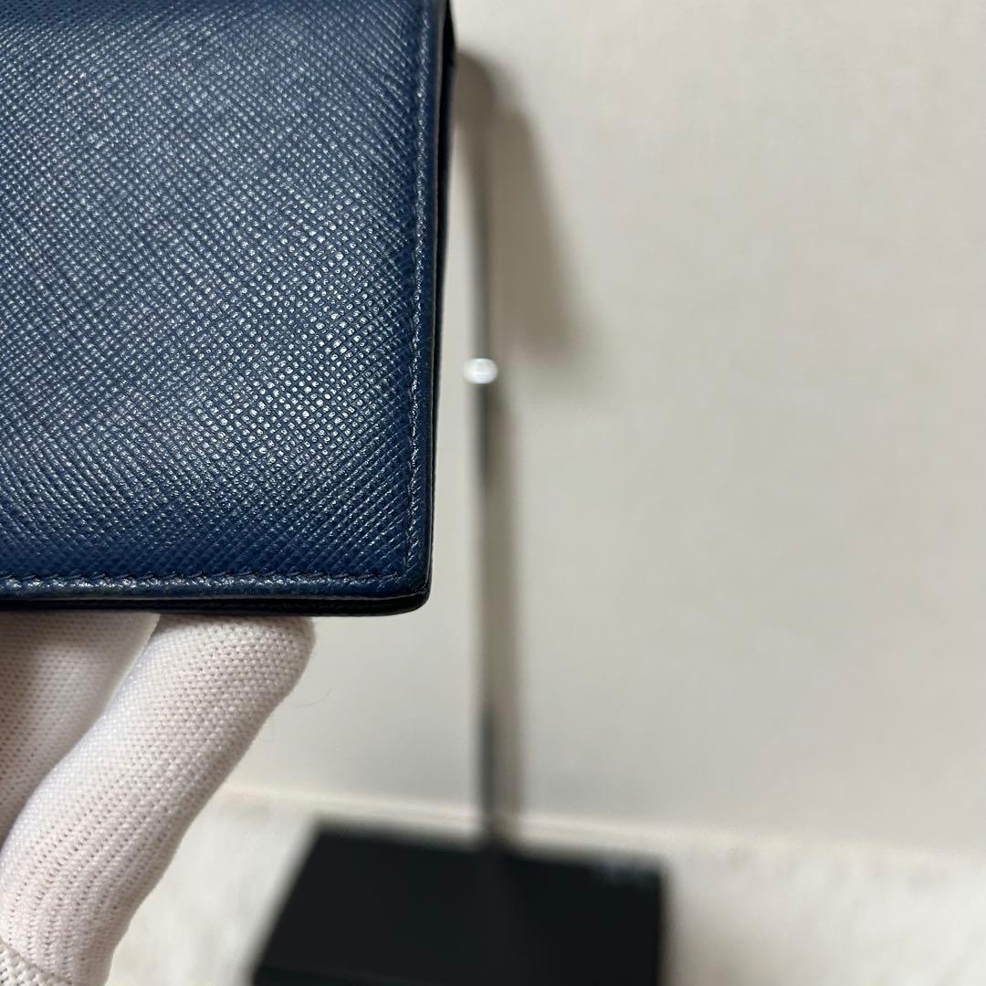 【人気✨美品/ユニセックス】プラダ　二つ折り財布　ブルー　サフィアーノレザー　稀