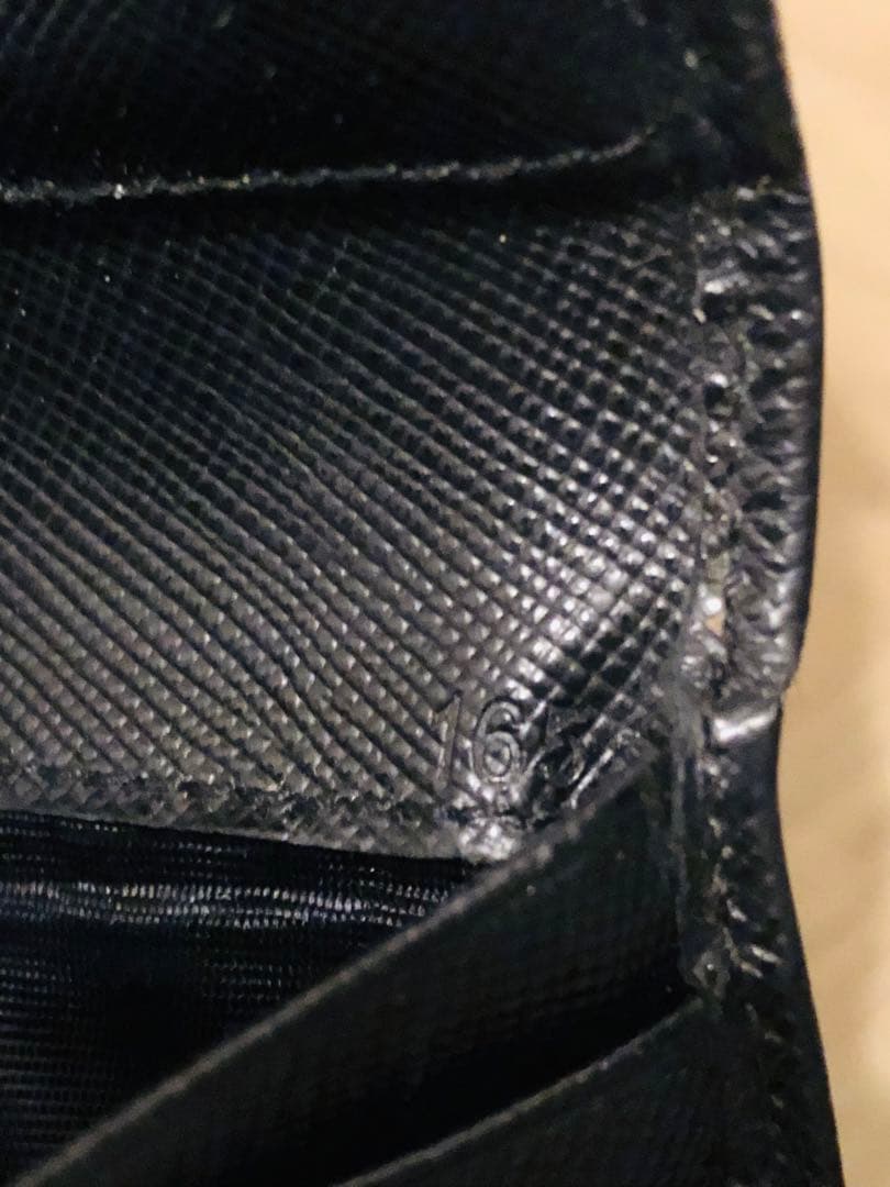 PRADA 三つ折り財布 黒 サフィアーノレザー
