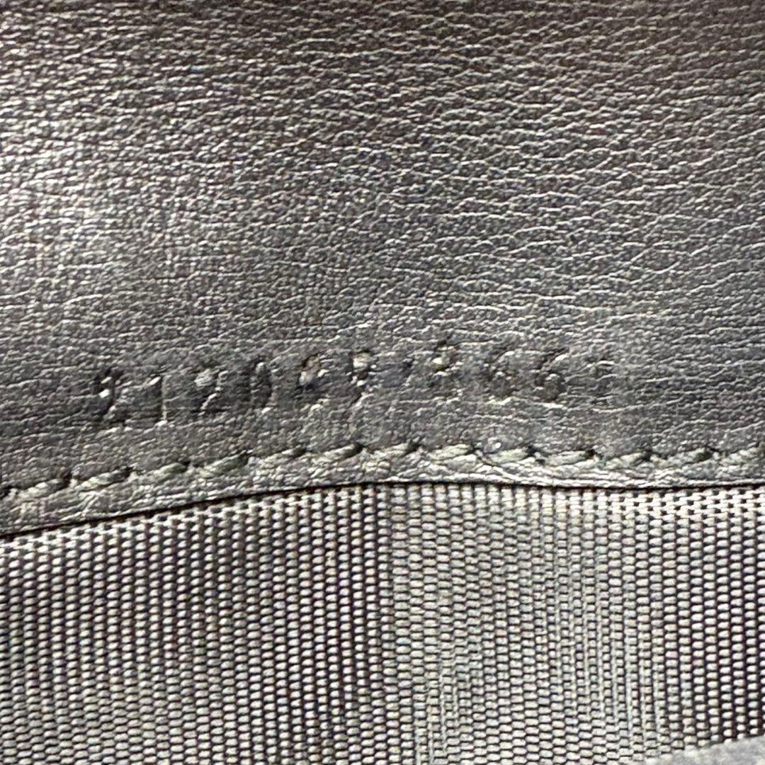 47 美品 GUCCI 長財布 二つ折り財布 シマ レザー 黒 n3