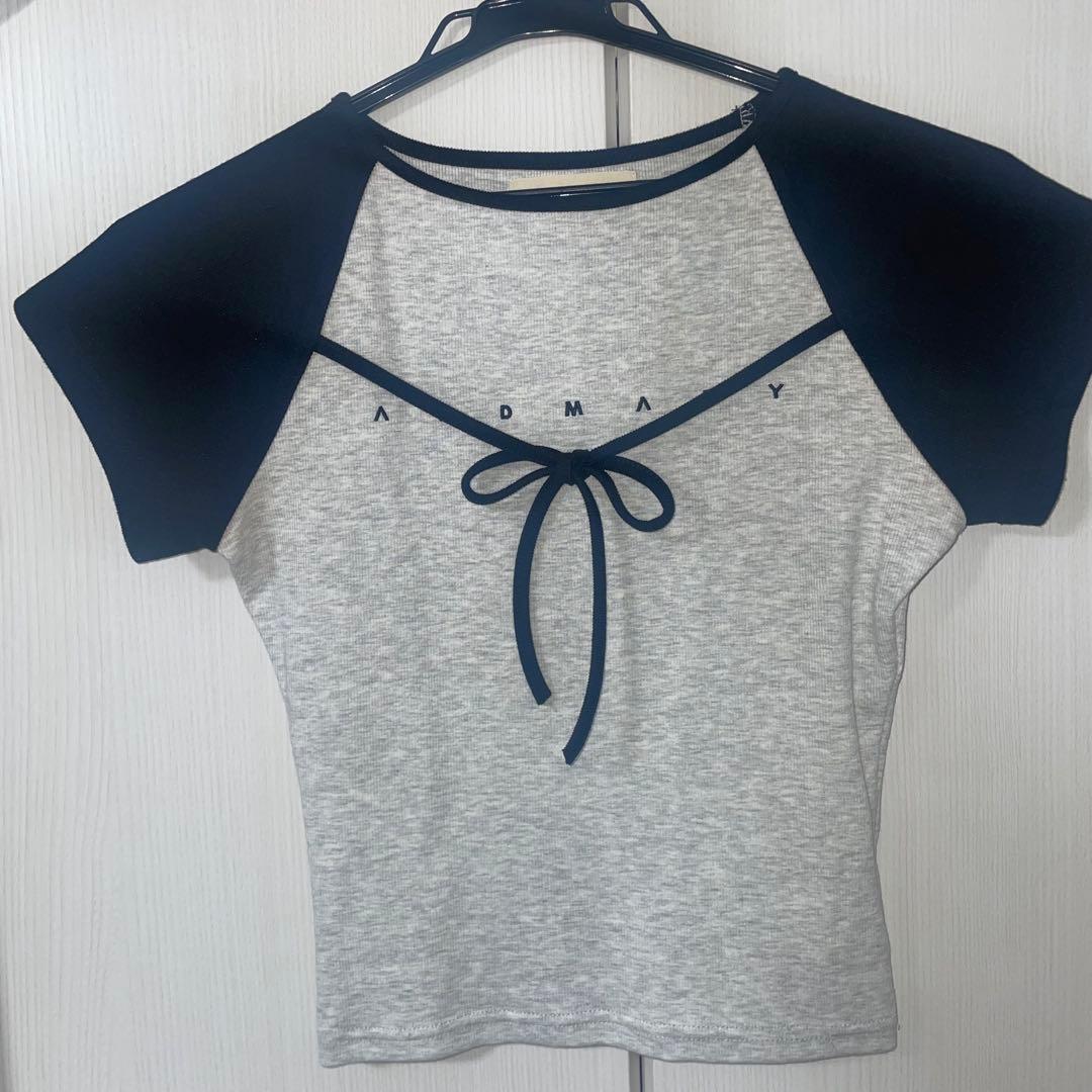 リボン付きグレー/ブラック半袖Tシャツ