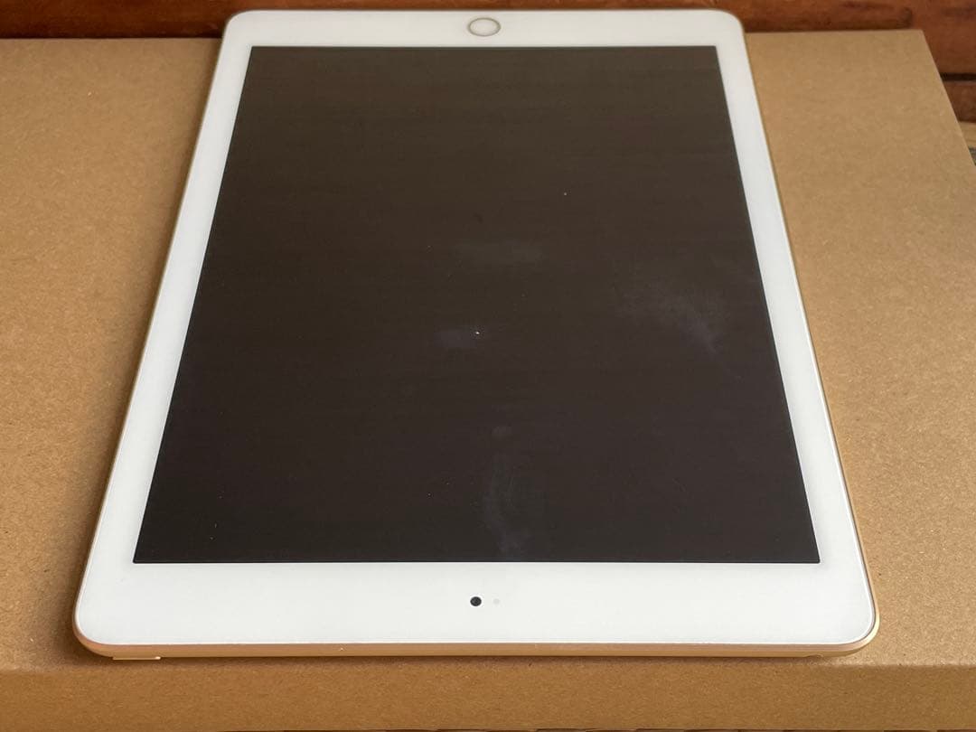 iPad 第5世代 Wi-Fiモデル 32GB ゴールド MPGT2J/A