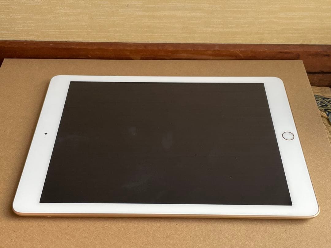 iPad 第5世代 Wi-Fiモデル 32GB ゴールド MPGT2J/A