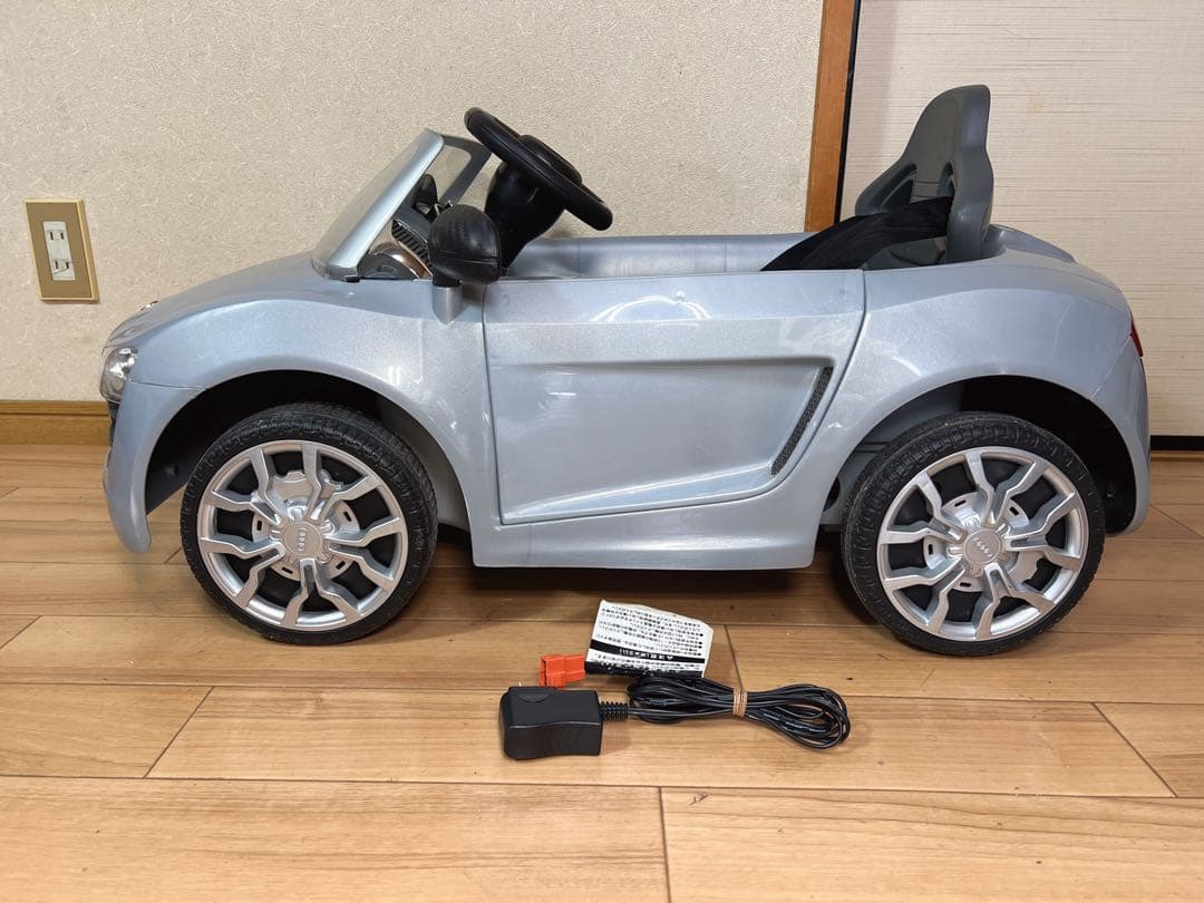子供用電動自動車 Audiアウディ R8 スパイダーミニ