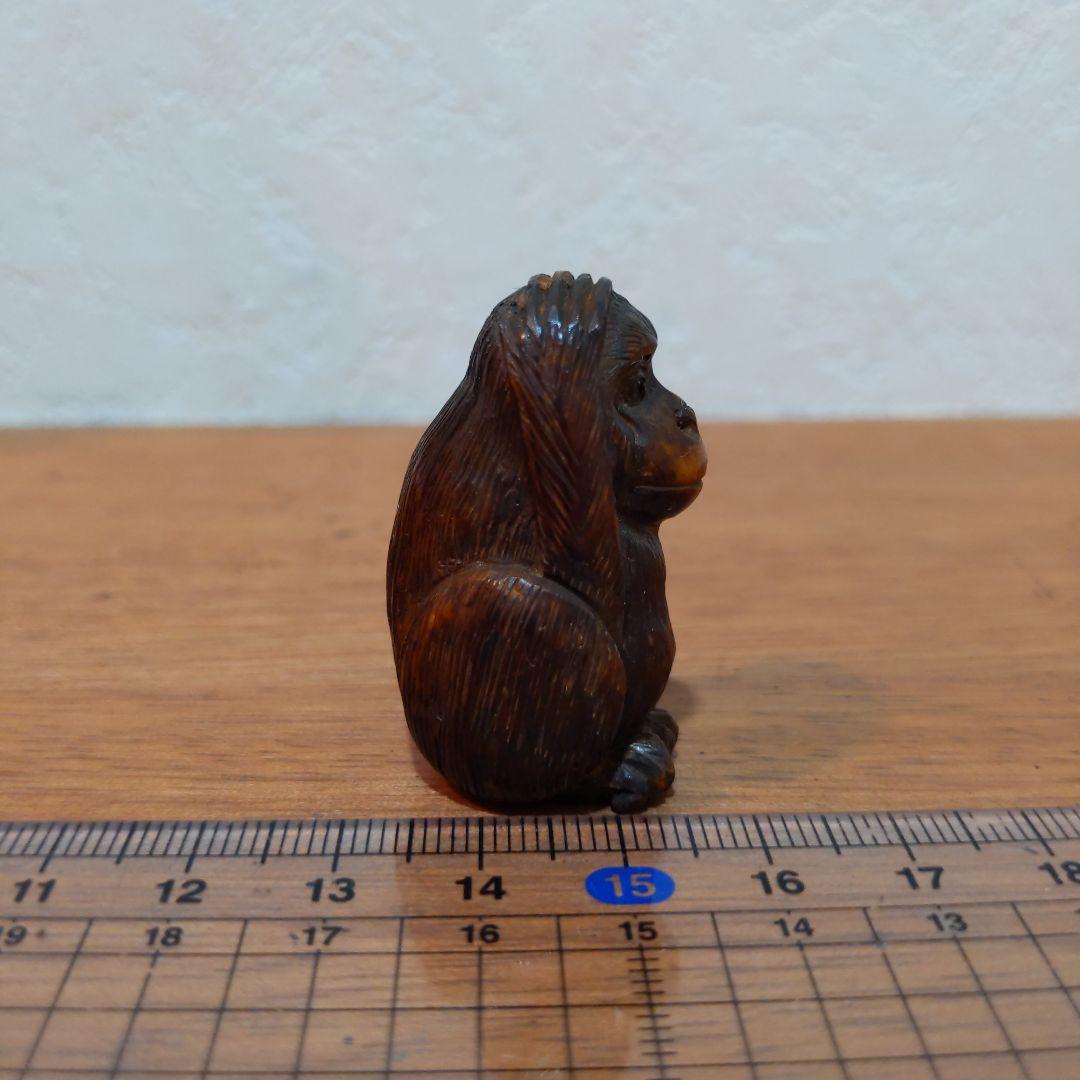 時代提げ物 鹿骨緻密彫り根付【聞か猿】高さ約4cm 幅約2cm 重さ約15ｇ