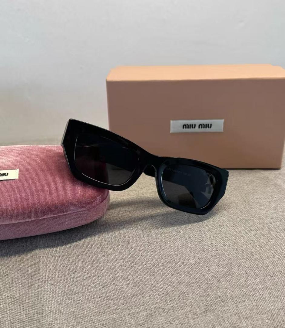 極美品Miu Miu ブラック スクエア サングラス