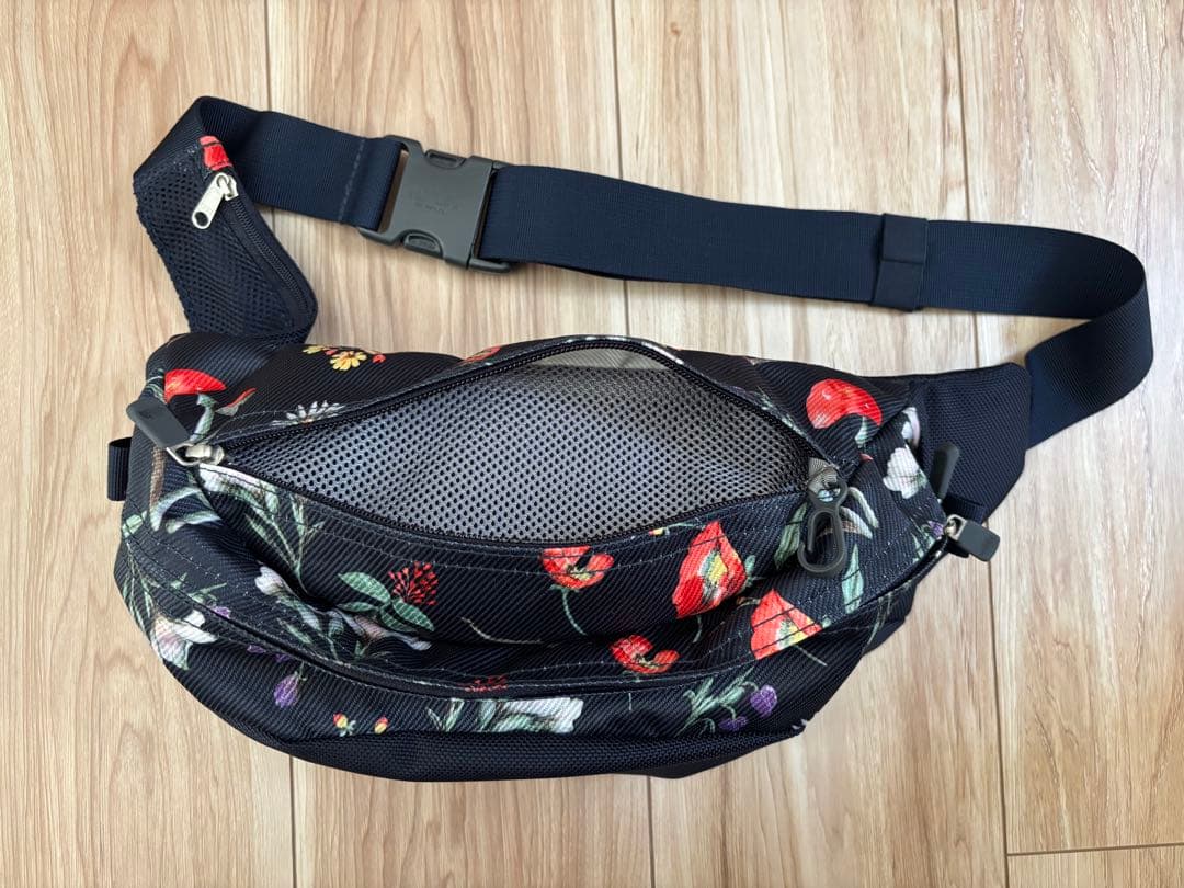 THE NORTH FACE 花柄ボディバッグ