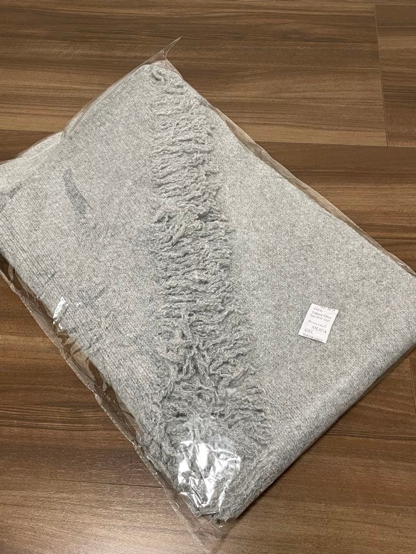 新品　タグ付き　グレー フリンジ付き　三角マフラー　アンナケリー