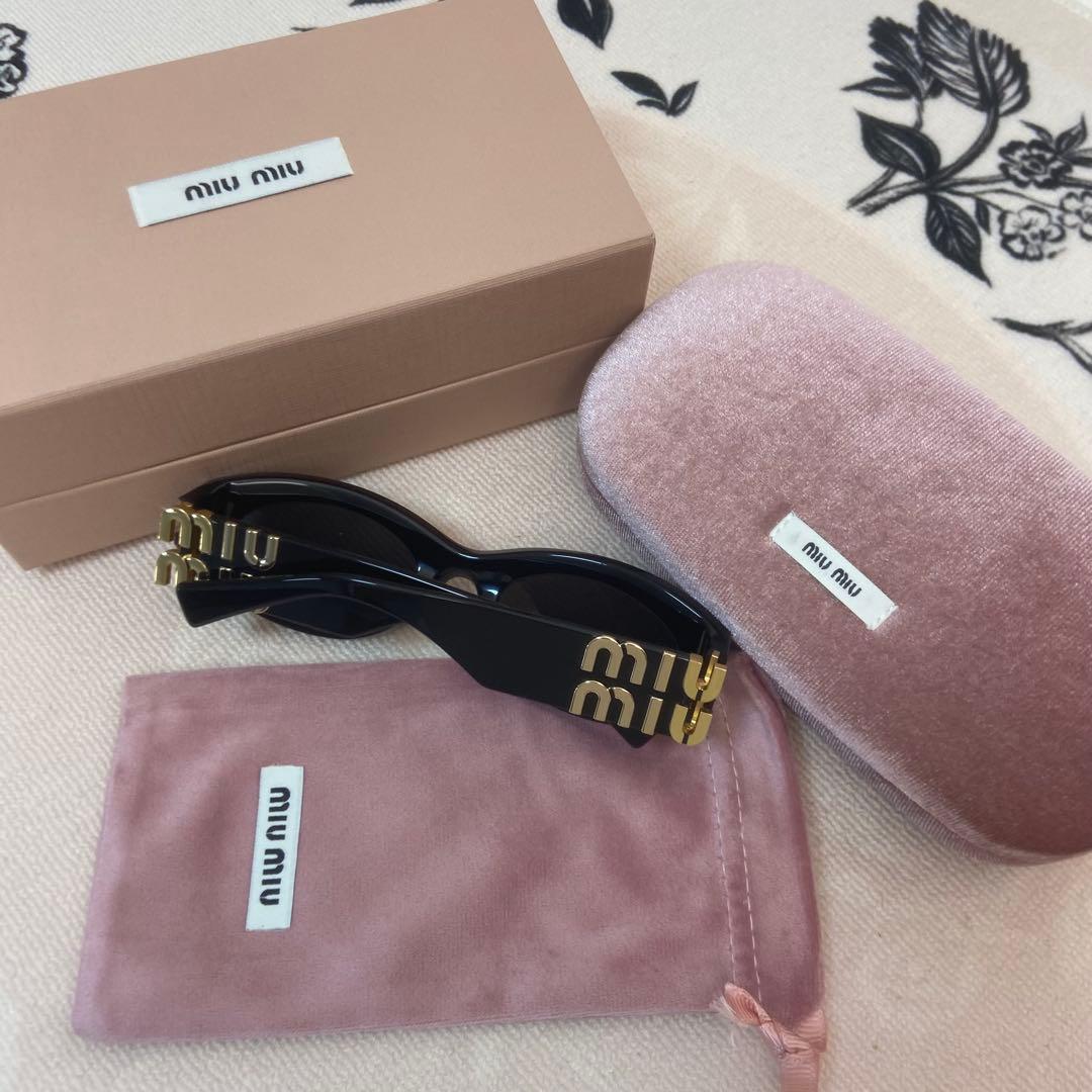 MIU MIU キャットアイ サングラス ブラック ゴールドロゴ