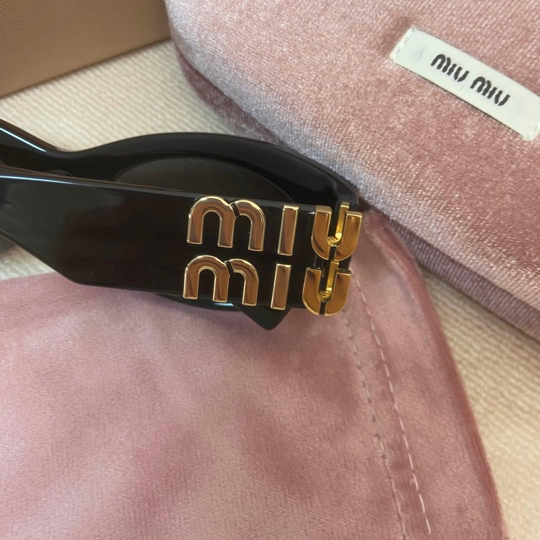 MIU MIU キャットアイ サングラス ブラック ゴールドロゴ
