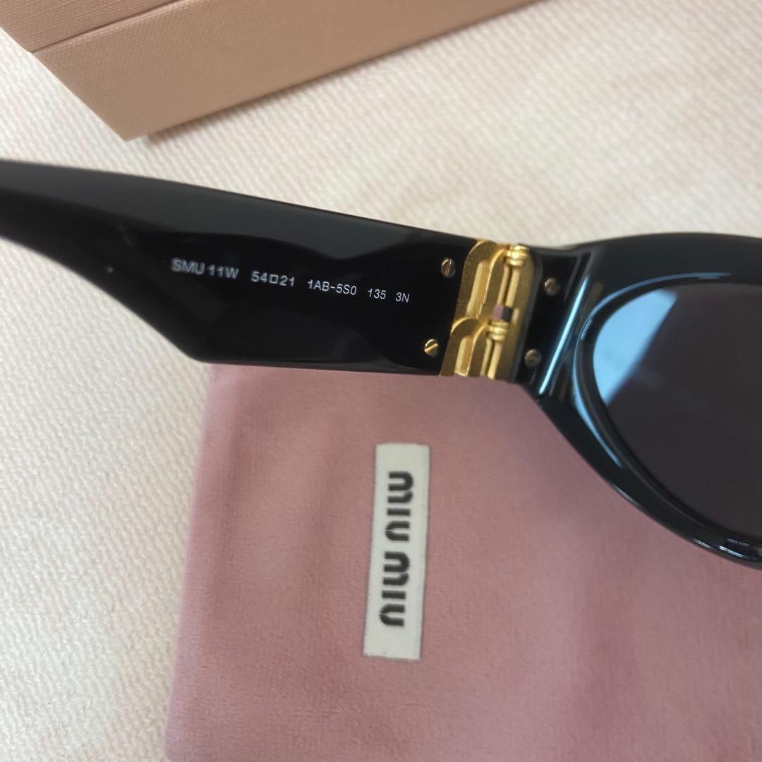 MIU MIU キャットアイ サングラス ブラック ゴールドロゴ