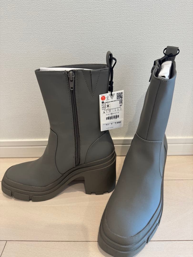 新品、未使用　ZARA グレー アンクルブーツ 38