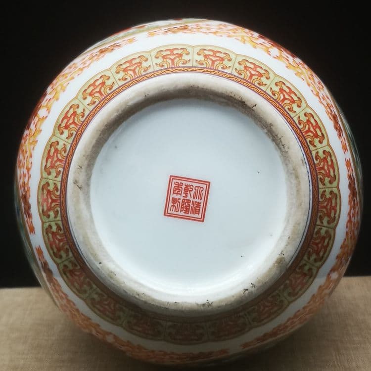 清乾隆斗彩満工魚楽図賞瓶です   景徳鎮 陶磁器 装飾品 現代工芸品美術品 置物