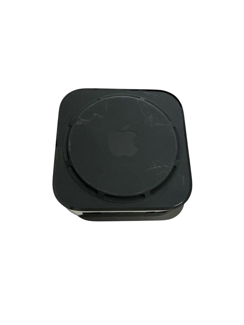 Apple TV 4K本体とリモコン、ケーブル付き