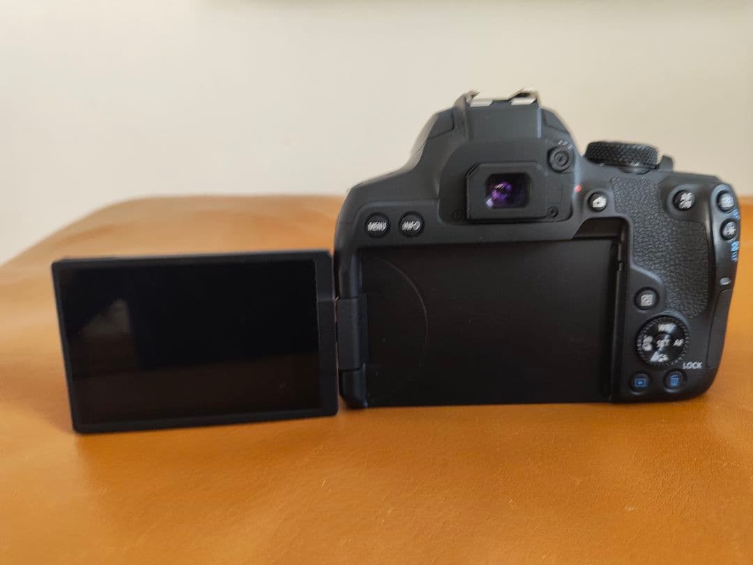 【ジャンク品】Canon EOS Kiss X10i デジタル一眼レフカメラ①