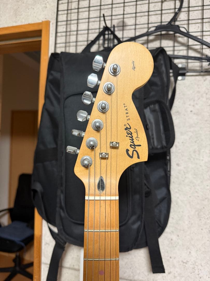 中古　色あせ　ハローキティ エレキギター ピンク　Fender SQUIER
