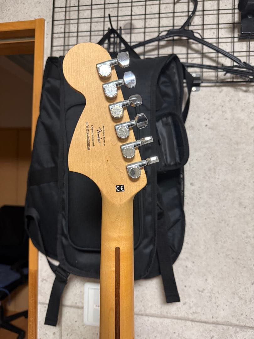中古　色あせ　ハローキティ エレキギター ピンク　Fender SQUIER