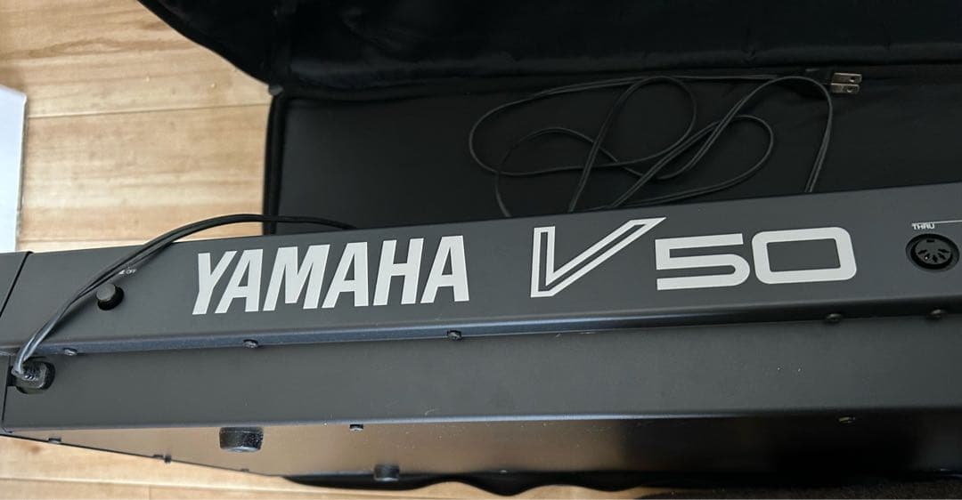 バ*ー様 YAMAHA V50 シンセサイザー 61鍵 専用ケース付き
