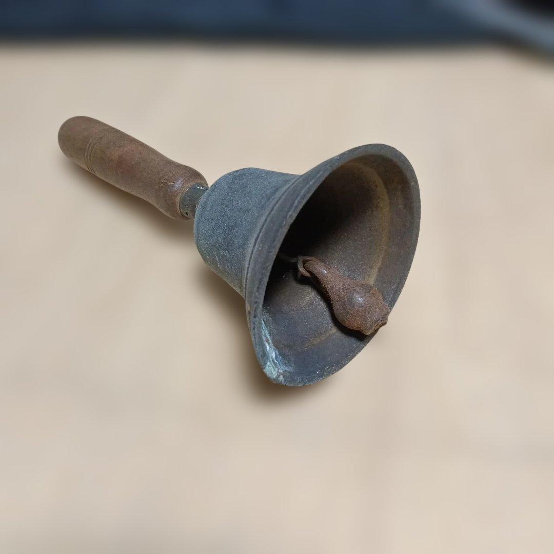 229.ハンドベル 金属製 木製ハンドル 戦前の尋常小学校当時のカウベル 極小品