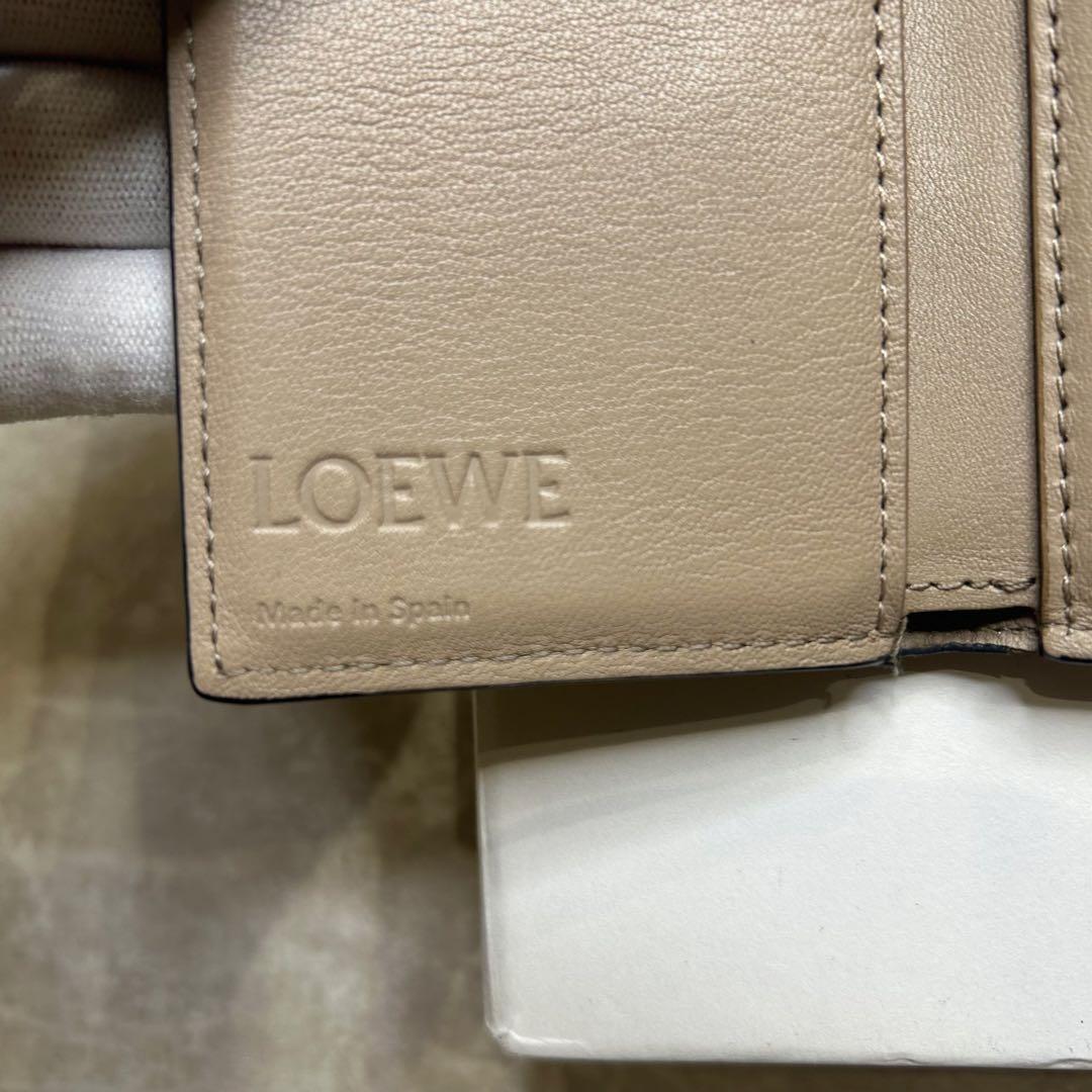 人気色✨ LOEWE ロエベ トライフォールド 三つ折り財布 サンド 箱 袋付き