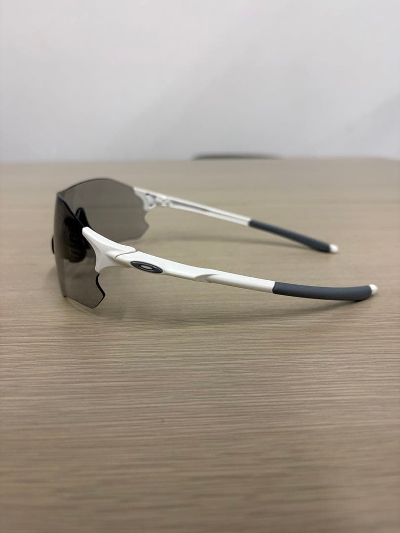 OAKLEY オークリー　サングラス グレーレンズ ホワイトフレーム ケースなし
