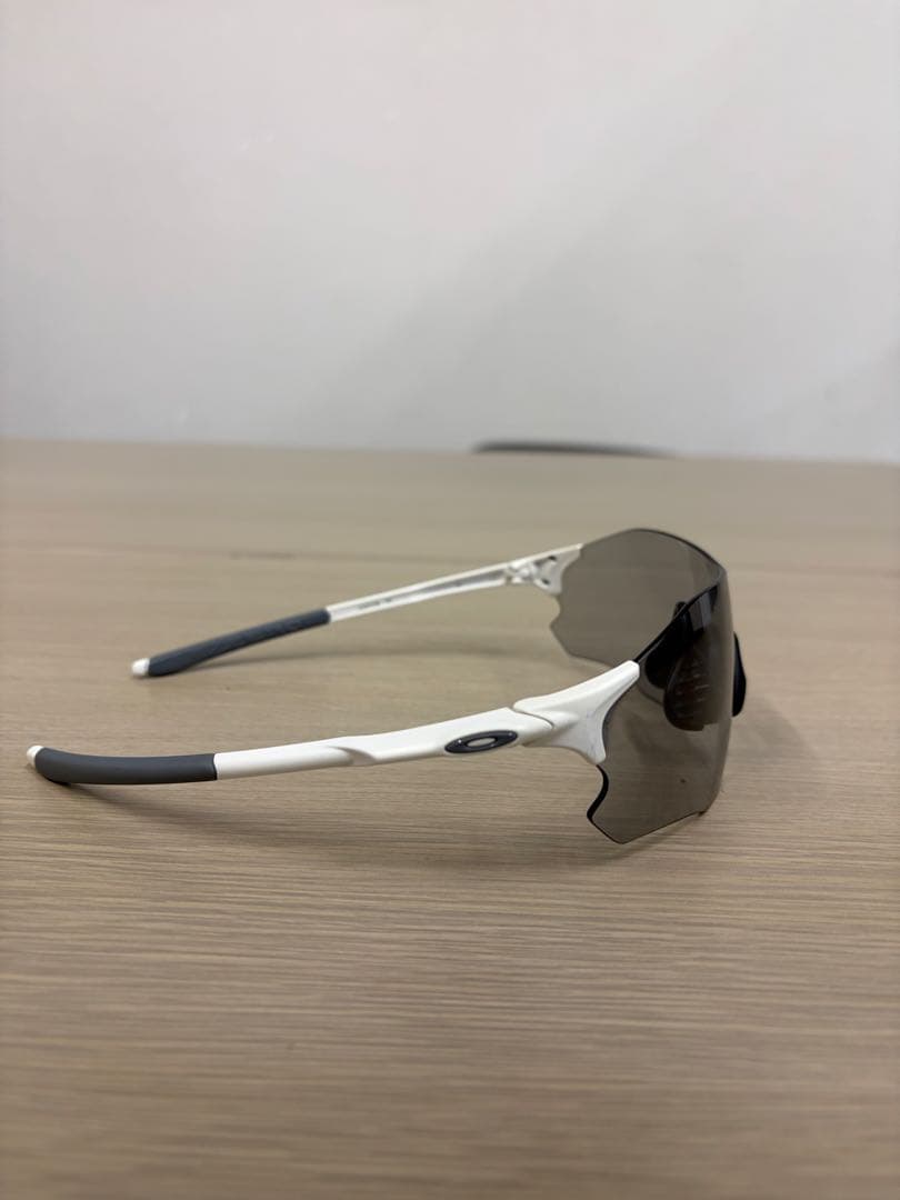 OAKLEY オークリー　サングラス グレーレンズ ホワイトフレーム ケースなし