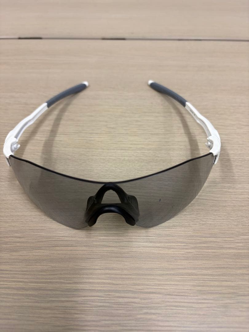 OAKLEY オークリー　サングラス グレーレンズ ホワイトフレーム ケースなし