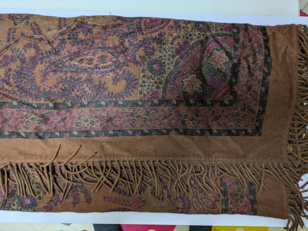 イタリア、ロロ・ピアーナブランドのカシミヤペイズリー柄ブラウンショール