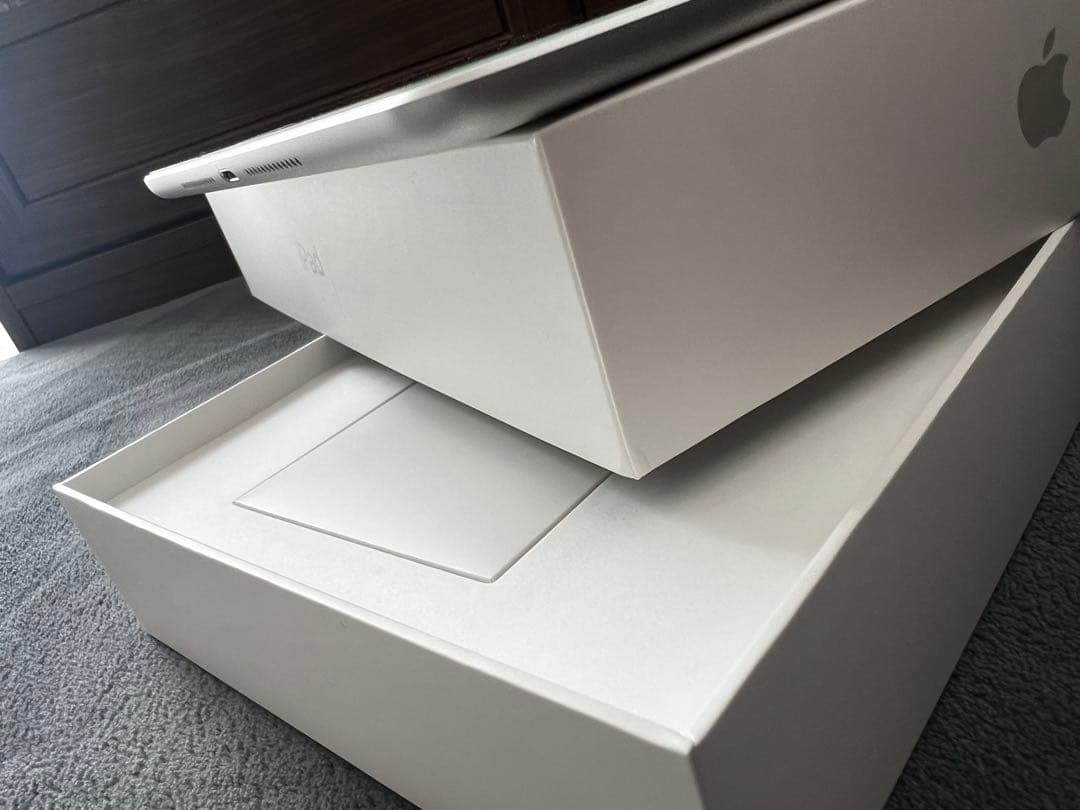 Apple iPad 7 シルバー系 128g本体と箱付き