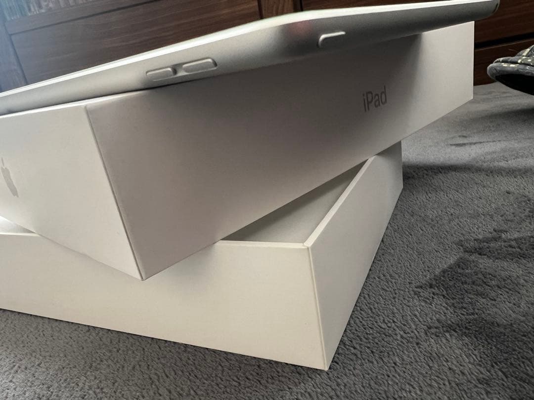 Apple iPad 7 シルバー系 128g本体と箱付き