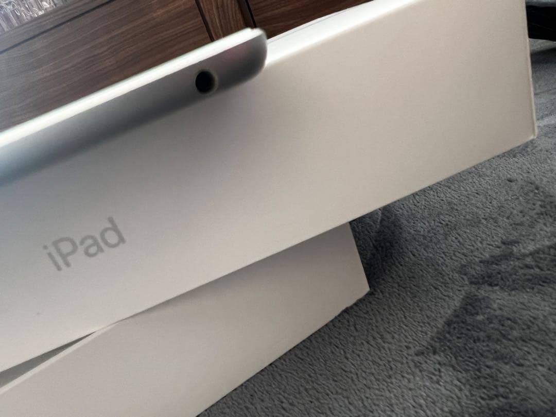 Apple iPad 7 シルバー系 128g本体と箱付き