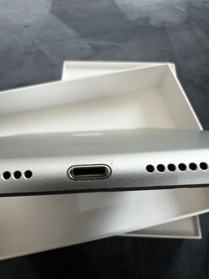 Apple iPad 7 シルバー系 128g本体と箱付き