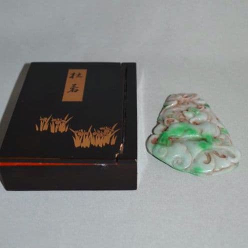 『翡翠雕獅子雲気紋珮件』 細密透彫 「杜若」共箱入り　翡翠　ヒスイ　古美術
