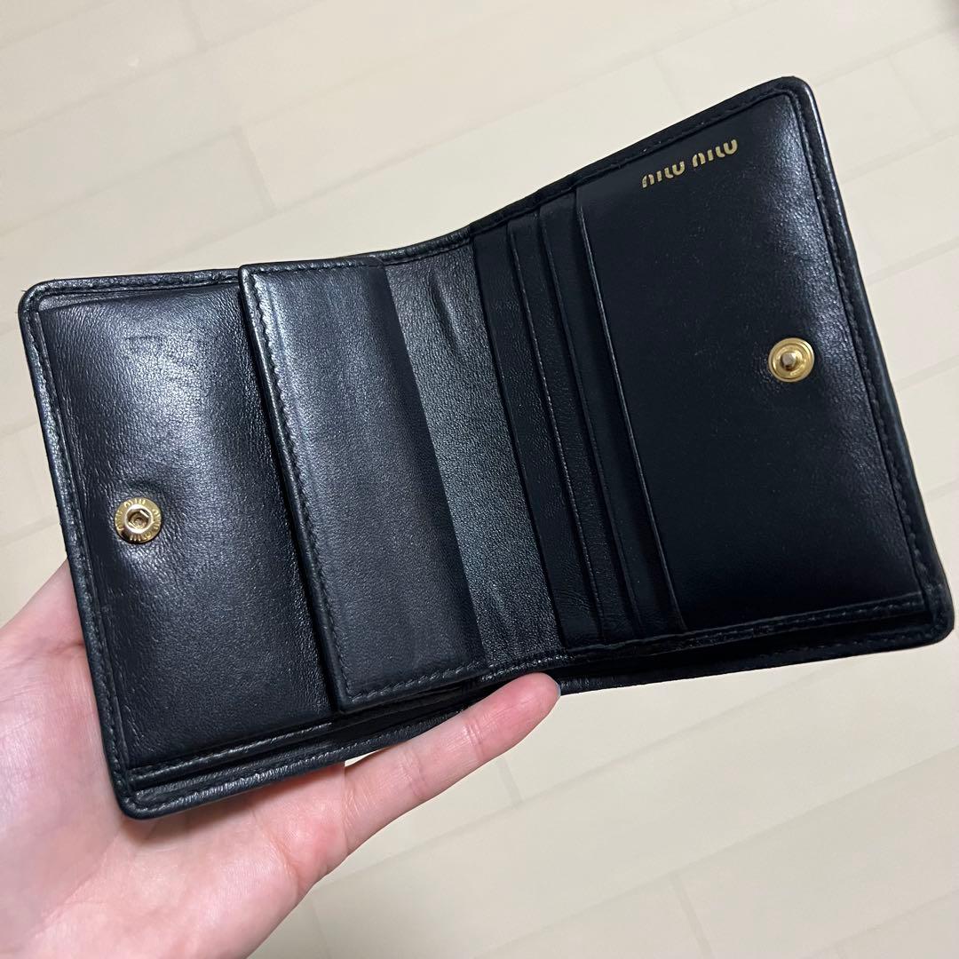 miu miu ブラック マテラッセレザー 二つ折り財布