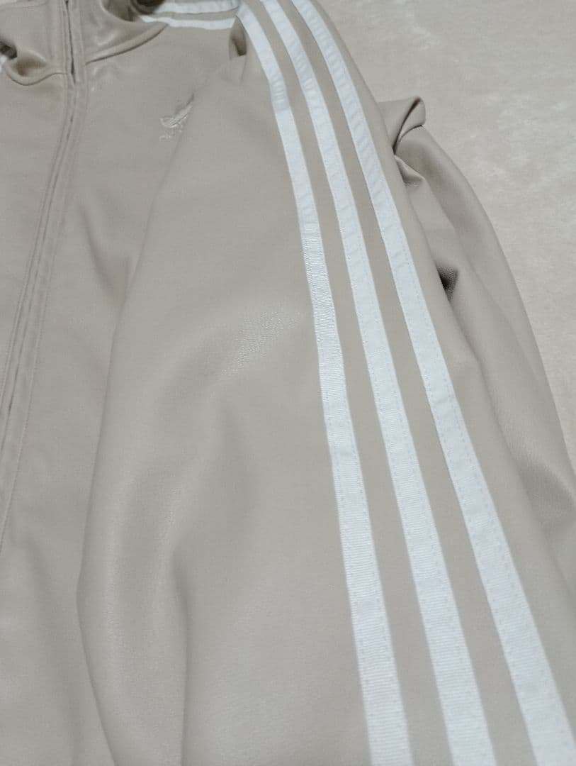 Adidas フェイクレザー ファイヤーバード ベージュIZ4036 M