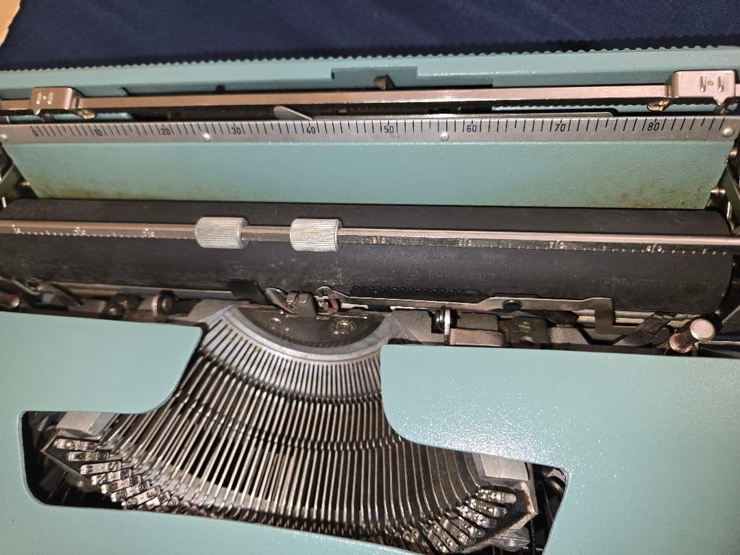 Olivetti Lettera 32 タイプライター　スペイン製