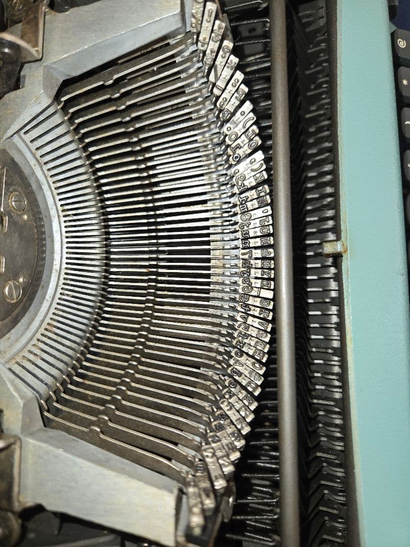 Olivetti Lettera 32 タイプライター　スペイン製