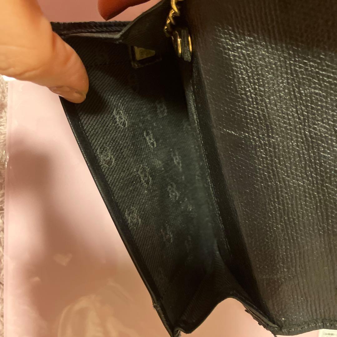 CHANEL黒 レザー 二つ折り財布 金色ロゴ付き