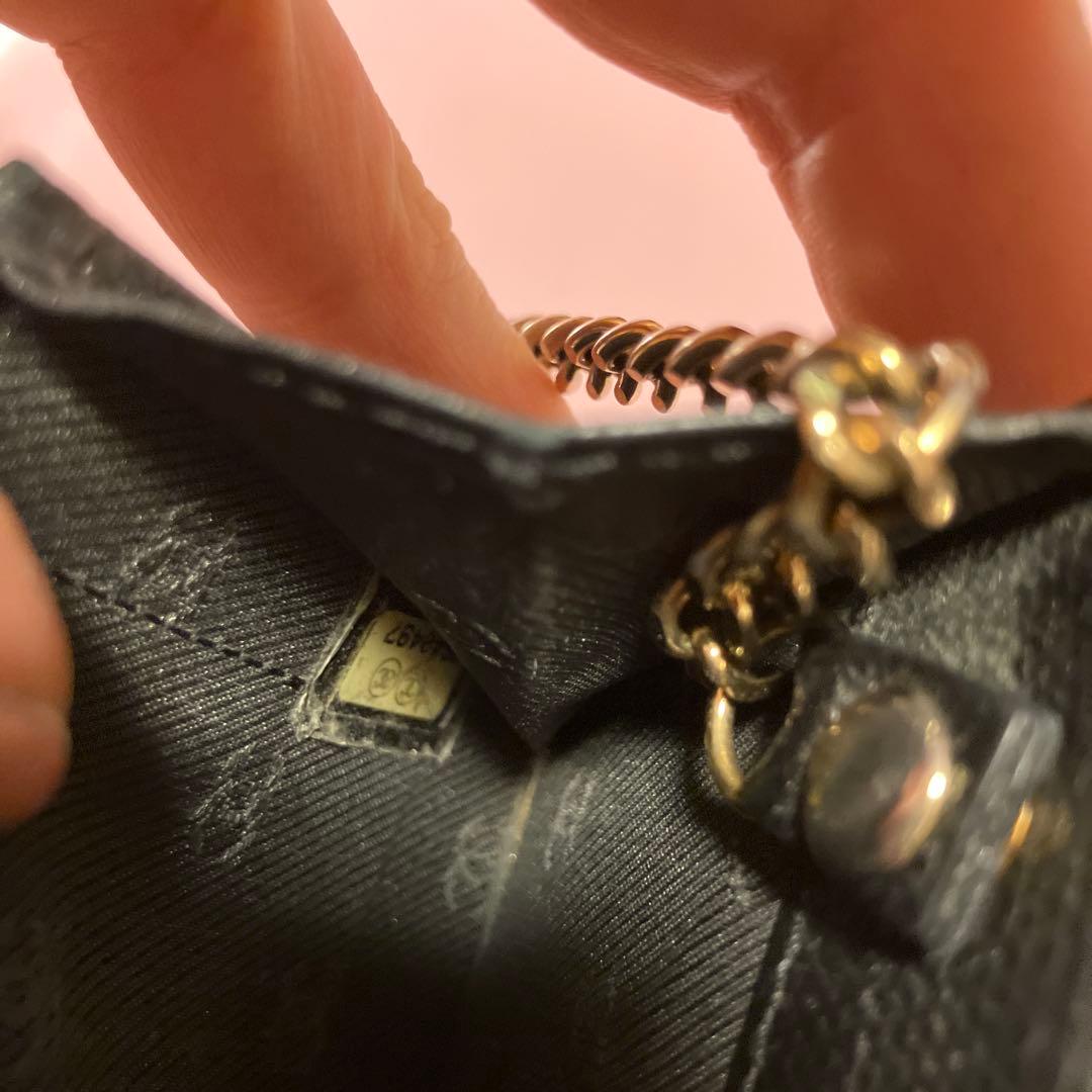 CHANEL黒 レザー 二つ折り財布 金色ロゴ付き