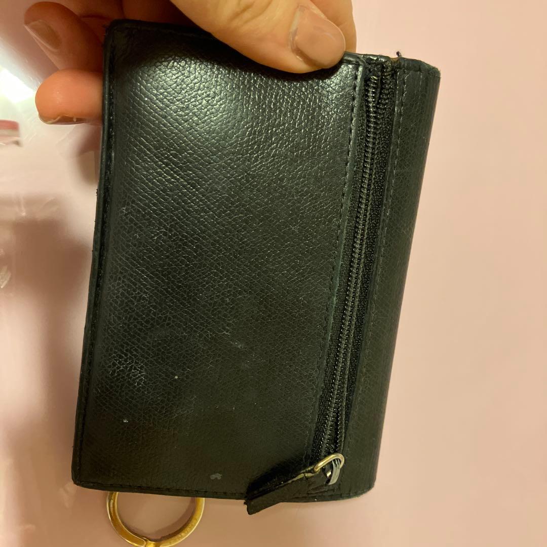 CHANEL黒 レザー 二つ折り財布 金色ロゴ付き