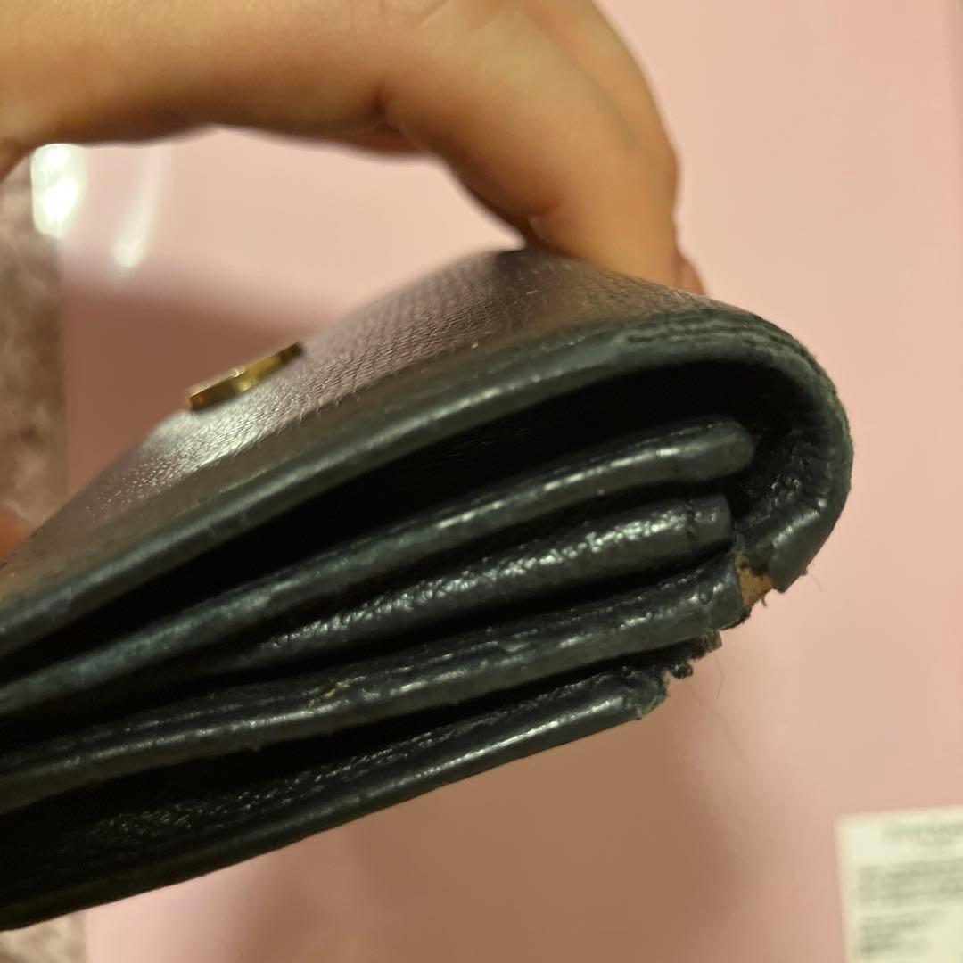 CHANEL黒 レザー 二つ折り財布 金色ロゴ付き